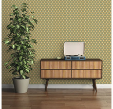 Papier peint décoratif avec motif Art déco, commode, plante et tourne-disque en intérieur.