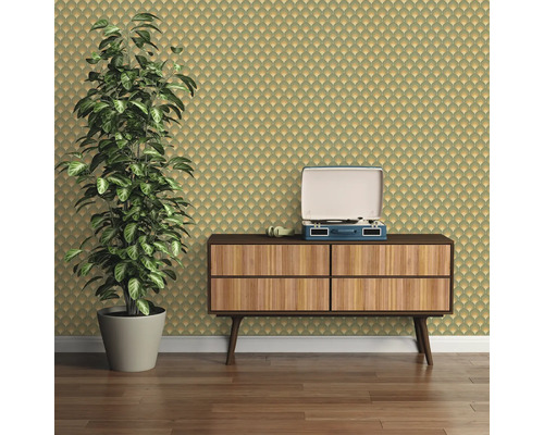 Dekorative Tapete mit Art-Déco-Muster, Kommode, Pflanze und Schallplattenspieler im Innenraum.