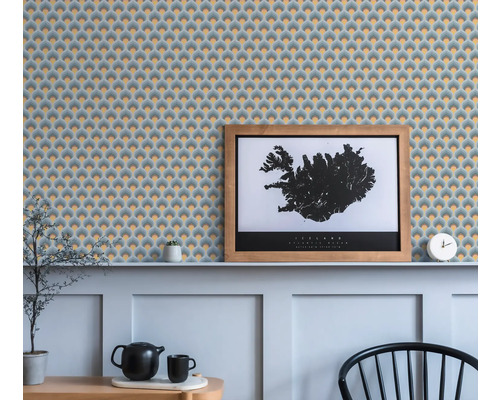 Wohnraum mit gemusterter Tapete, gerahmter Landkarte von Island und Dekorationsgegenständen auf einem Regal