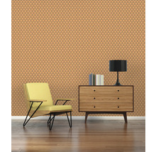 Salon avec papier peint à motifs, fauteuil et commode en bois