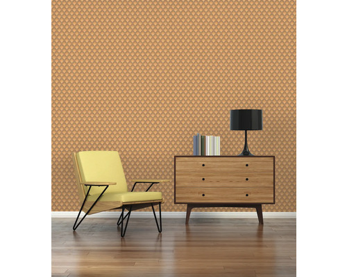 Salon avec papier peint à motifs, fauteuil et commode en bois