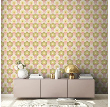 Vue d''une pièce avec du papier peint rétro à motifs floraux sur un mur