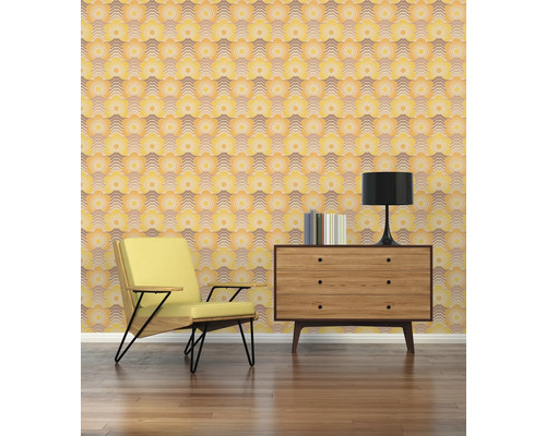 Vue intérieure avec fauteuil, commode, lampe et papier peint à motifs