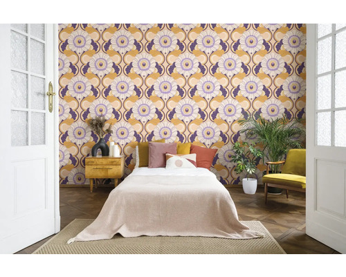 Chambre avec papier peint à motifs, lit, table de chevet et plante d''intérieur