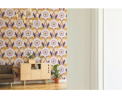 Salon avec papier peint à motifs, armoire, fauteuil, plante d''intérieur et lampadaire