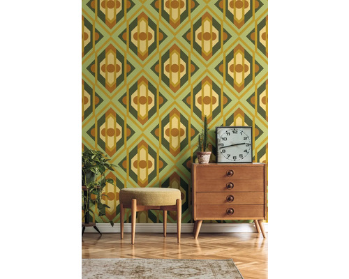 Zimmer mit Retro-Tapete mit geometrischem Muster, Kommode und Hocker