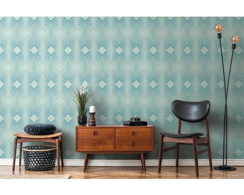 Salon avec papier peint à motifs, commode et chaise