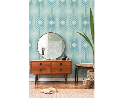 Salon avec papier peint géométrique, commode et miroir