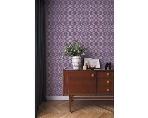 Wohnraum mit gemusterter Tapete, Kommode, Dekoration und Vorhang für eine wohnliche Atmosphäre
