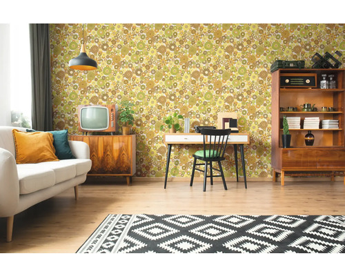 Salon rétro avec papier peint floral, canapé, armoire, bureau, tapis et décoration