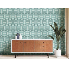 Pièce avec papier peint à motifs, commode et plante d''intérieur