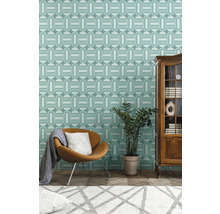 Pièce avec papier peint rétro, fauteuil, plante d''intérieur, tapis et vitrine