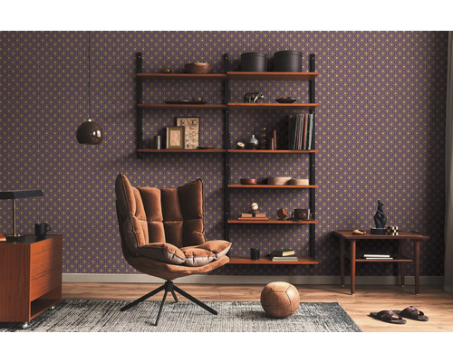 Salon avec fauteuil, étagère et papier peint à motifs