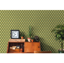Décoration murale décorative avec papier peint à motifs et meubles vintage dans un salon