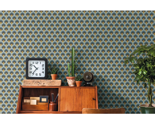 Büro mit Retro-Tapete mit geometrischem Muster, Uhr, Pflanzen und Holzschrank