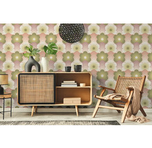 Exemple d''aménagement avec papier peint à motifs, commode et fauteuil