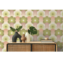 Papier peint décoratif à motif floral derrière une armoire