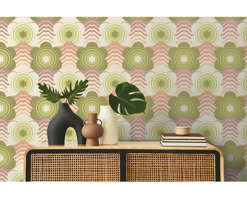 Dekorative Tapete mit Blumenmuster hinter einem Schrank