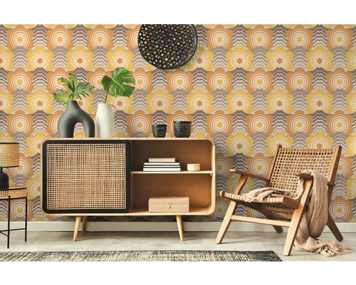 Salon avec papier peint à motifs, commode et fauteuil