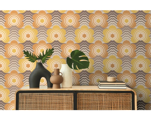 Papier peint à motifs floraux, combiné avec des vases décoratifs sur une armoire