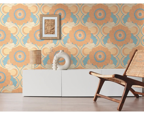 Scène avec papier peint à motifs, commode et chaise