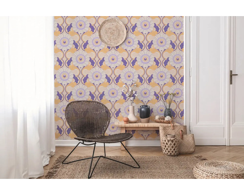 Intérieur avec papier peint à motifs, chaise et décoration sur un tapis