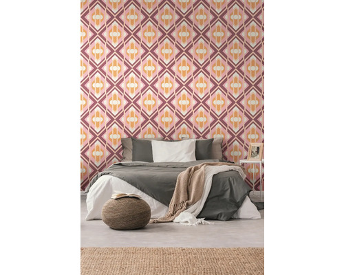 Chambre avec papier peint rétro à motifs géométriques