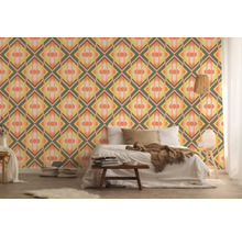 Chambre à coucher avec papier peint géométrique en forme de losange