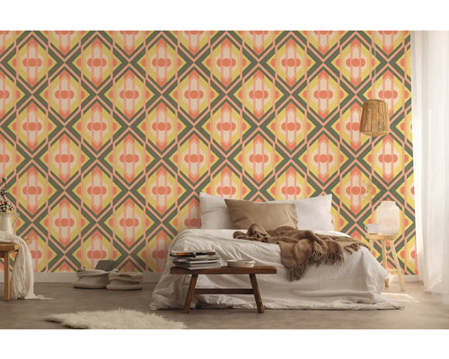 Schlafzimmer mit geometrischer Tapete in Diamantenform