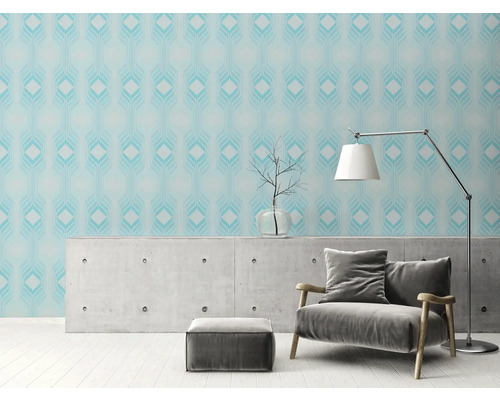 Salon avec fauteuil, lampe et papier peint à motifs