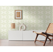 Salon avec papier peint à motifs, buffet, décoration et chaise en bois