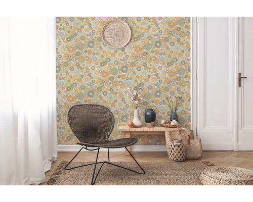 Dekoratives Zimmer mit gemusterter Tapete, Rattansessel und geflochtenem Teppich