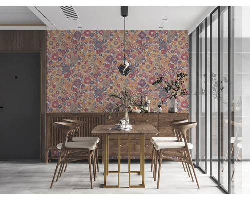 Salle à manger avec table, chaises et papier peint floral