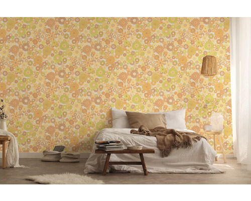 Chambre avec papier peint fleuri rétro dans les tons jaune, marron et vert