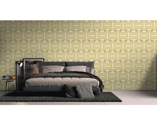 Schlafzimmer mit Bett und geometrischer Tapete