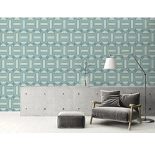 Salon avec papier peint rétro, fauteuil et lampadaire.