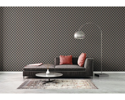 Wohnzimmer mit moderner gemusterter Tapete, Sofa und Stehlampe