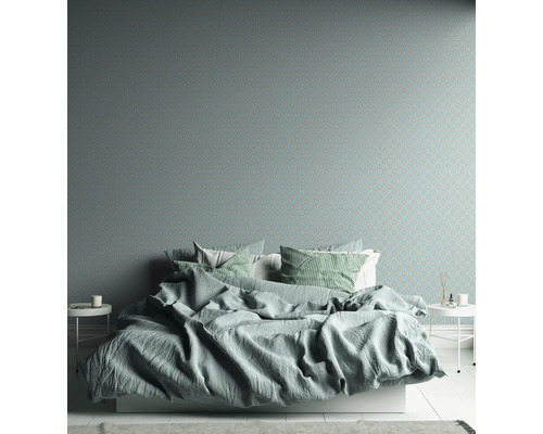 Schlafzimmer mit Bett vor gemusterter Tapete