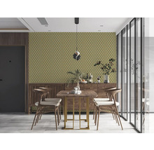 Salle à manger avec papier peint à motifs, table en bois et chaises.