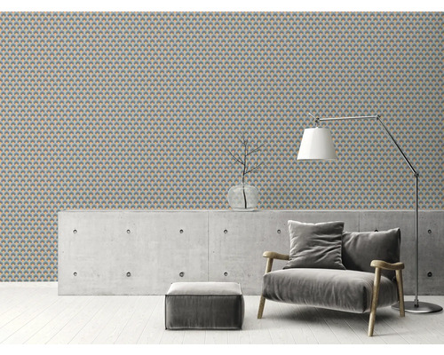 Wohnzimmer mit gemusterter Tapete, Sessel, Stehlampe und Betonwand