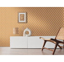 Salon avec papier peint à motifs, buffet blanc et chaise en bois