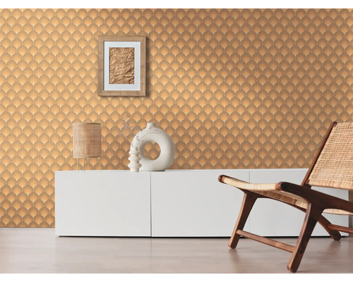 Salon avec papier peint à motifs, buffet blanc et chaise en bois