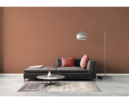 Salon avec papier peint à motifs, canapé, lampadaire et tapis
