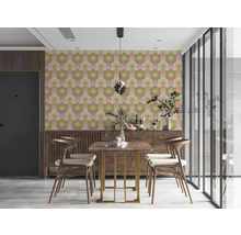 Salle à manger avec table à manger, chaises et papier peint à motifs floraux.