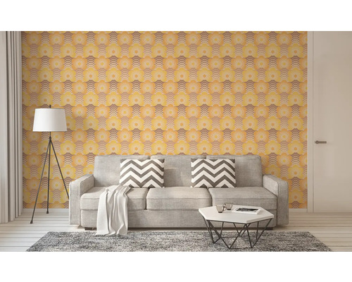 Salon avec papier peint à motifs, canapé et lampadaire