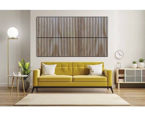 Salon avec panneaux acoustiques au mur et canapé jaune