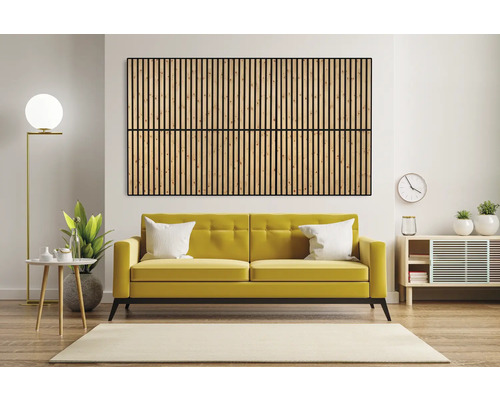 Salon avec canapé jaune, tapis et panneaux muraux à lattes en bois
