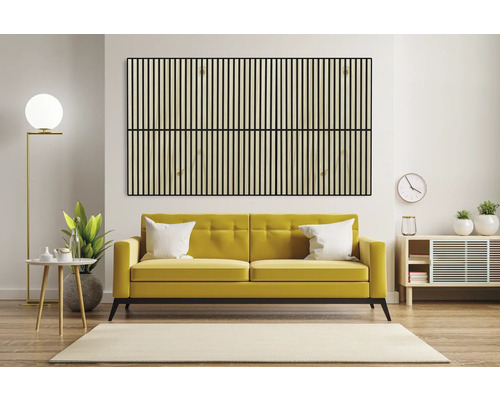 Salon avec lambris en bois au-dessus d''un canapé.