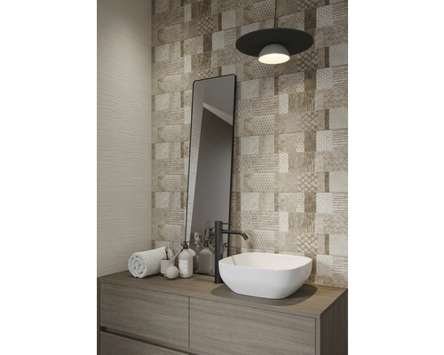 Salle de bain avec lavabo, robinet, miroir et carreaux muraux