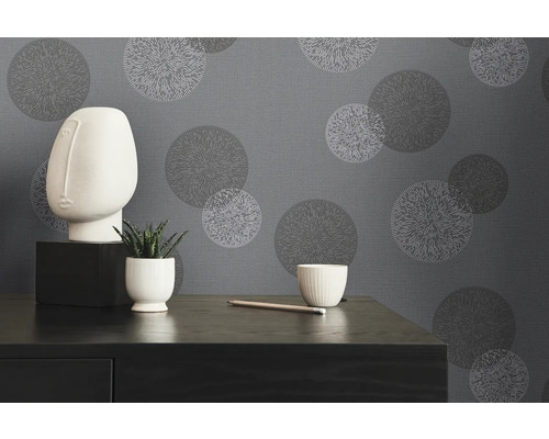 Papier peint décoratif gris avec motifs circulaires dans une pièce avec une commode